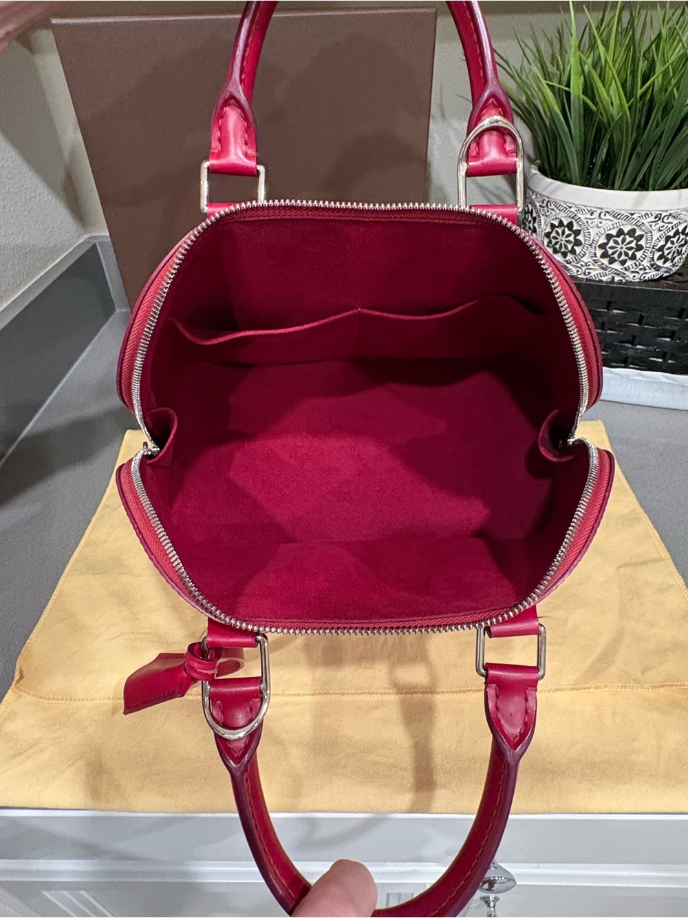 Louis Vuitton Alma PM Epi Fuchsia Satchel Top Handle Bag - Excellent condition - Picture 4 of 16